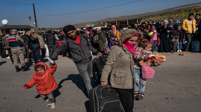 سوريون يعودون إلى جنوب تركيا ويتحملون مشقة البدء من جديد